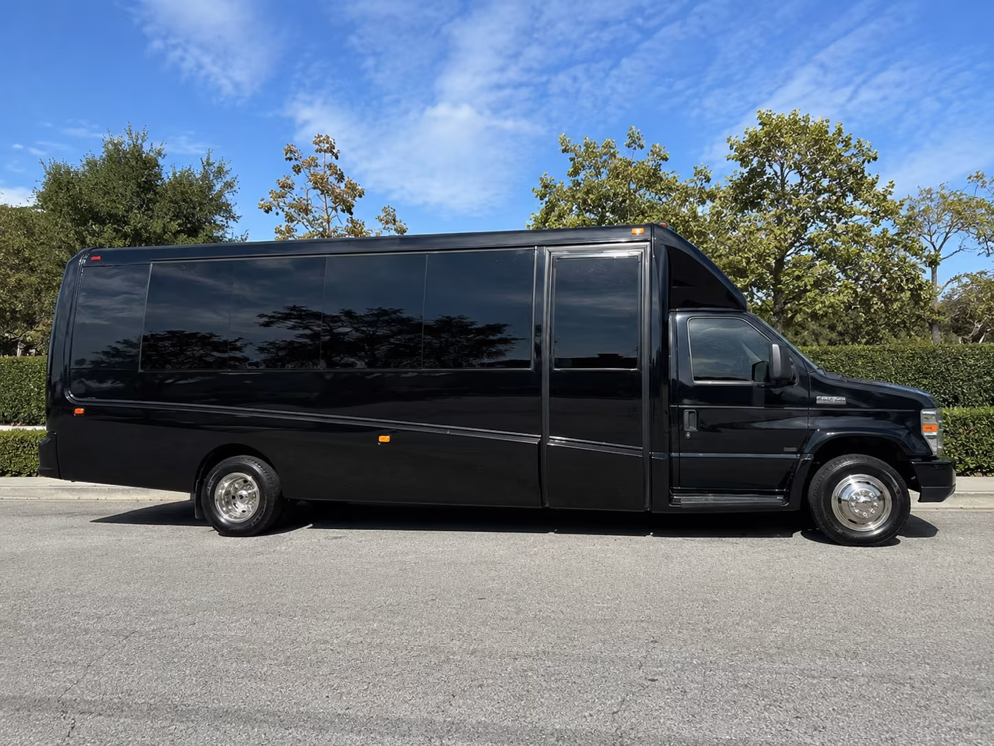 bus rentals to mystic lake amphitheater shows near eden prairie
