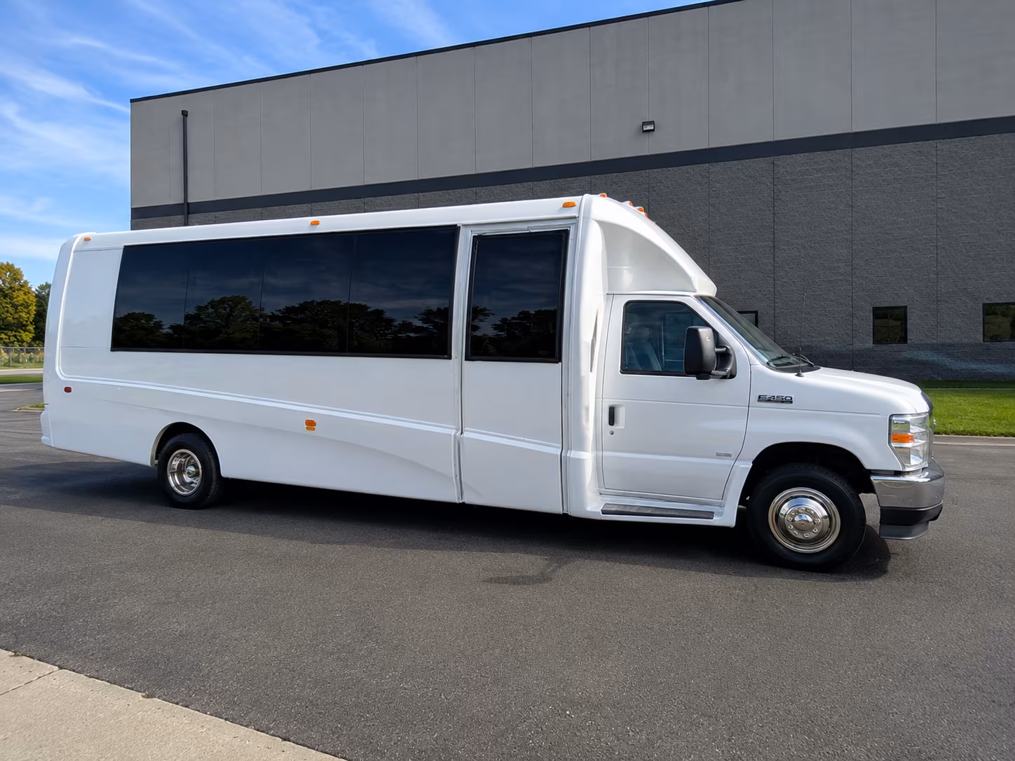 corporate airport transfer buses between eden prairie and msp